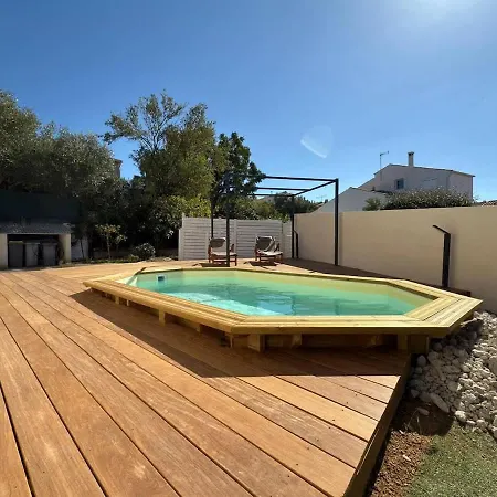 Oasis Privee A Piscine Et Confort Moderne